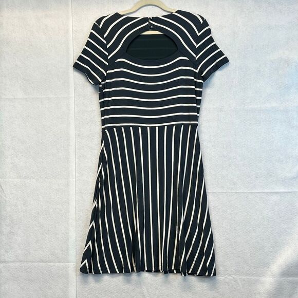 LOFT Knee Length Dress Sz 8 Blue White Striped Fit & Flare Short Sleeve Cut Out - Picture 9 of 13